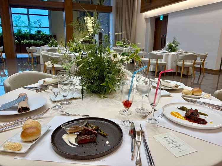 料理のランクによってはゲストに和洋ソースを選んでもらうことができる。ナチュラルテイストの披露宴会場。