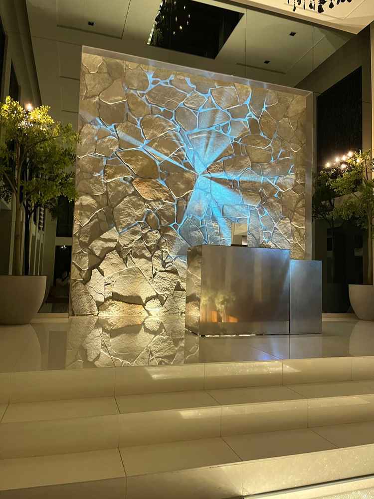 プロジェクションマッピングの演出も他のチャペルにはない、魅力のひとつだと思います。