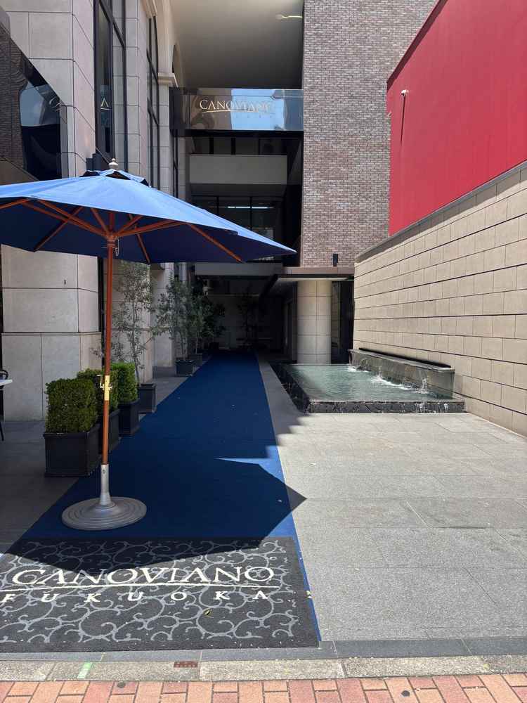 ロビー入口の水の演出に魅力を感じました。落ち着きと特別感があり、ゲストを温かく迎えられる空間でした。
