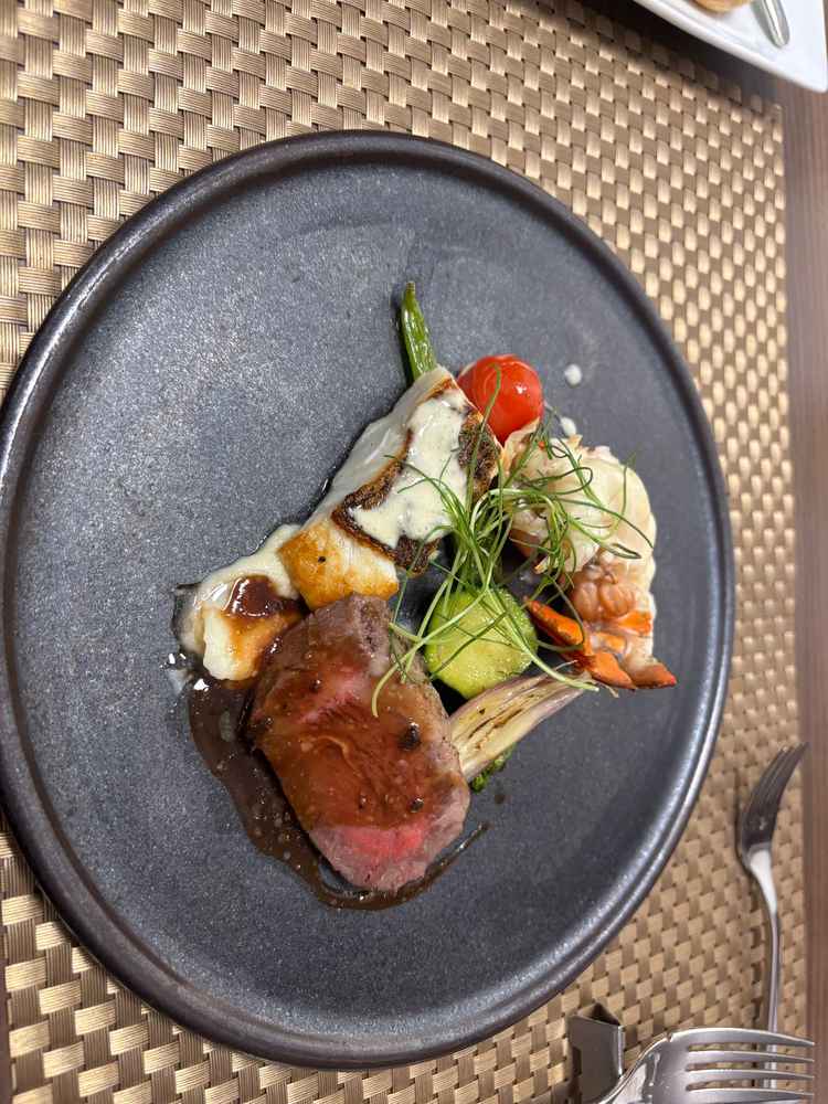 料理の写真です。お肉はジューシーで、お魚はさっぱり美味しかったです。