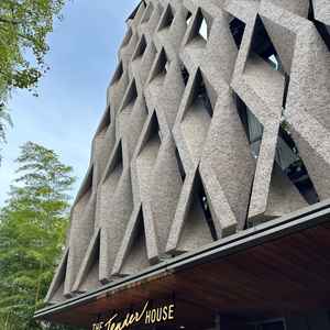 落ち着いた白金に位置していて、石でできたおしゃれな外観でした。