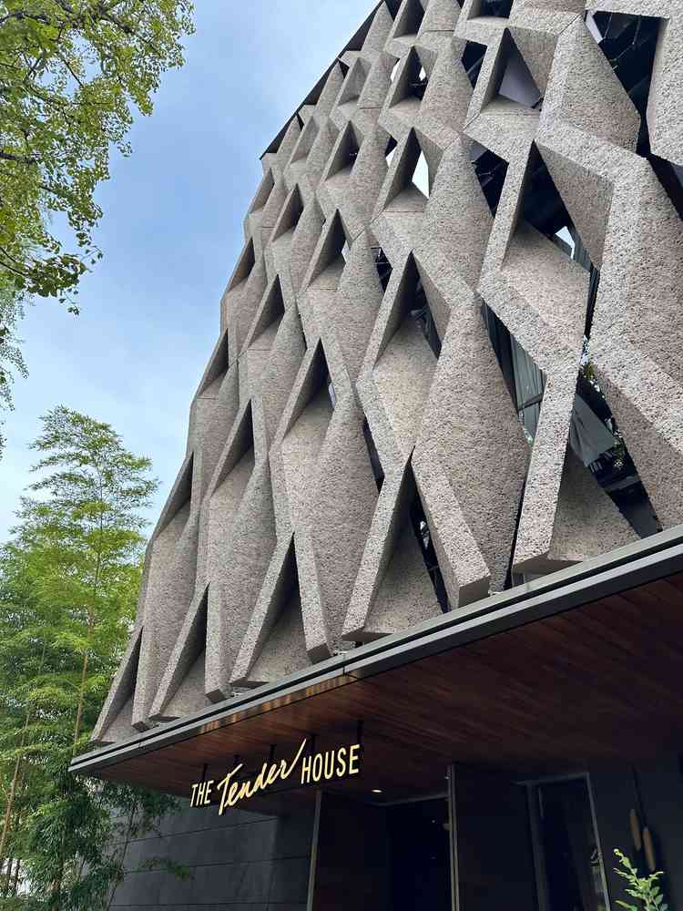 落ち着いた白金に位置していて、石でできたおしゃれな外観でした。