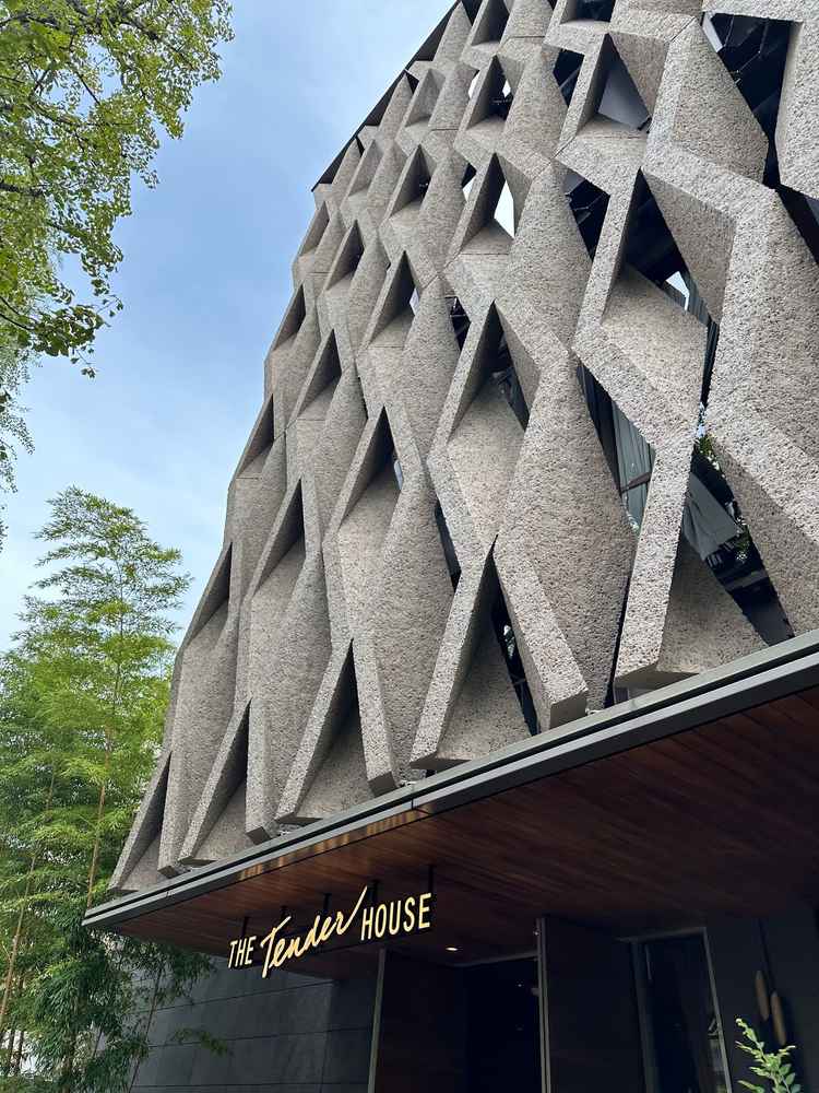 落ち着いた白金に位置していて、石でできたおしゃれな外観でした。