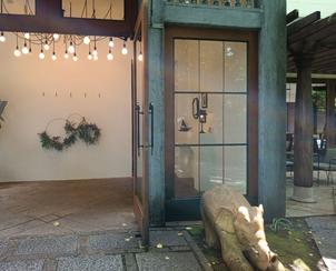 式場の入口は壁の部分に自分達の好きなアイテムを飾ったり、置いたりできるそう。写真を飾るのも素敵