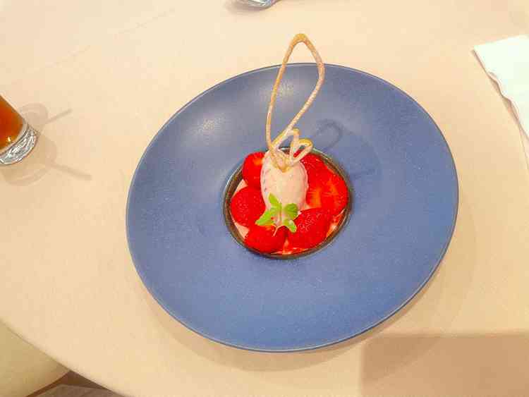 いちごいちごいちご。苺のムースにアイス、苺が添えてある。