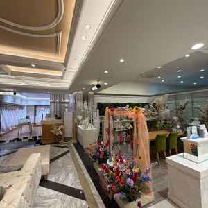 ブライダルサロン。サロン内に提携しているお花屋やドレスショップが入っており、その場で全て検討できる