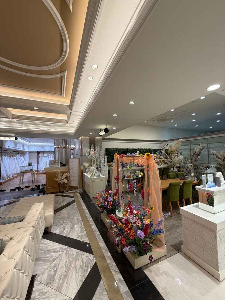 ブライダルサロン。サロン内に提携しているお花屋やドレスショップが入っており、その場で全て検討できる