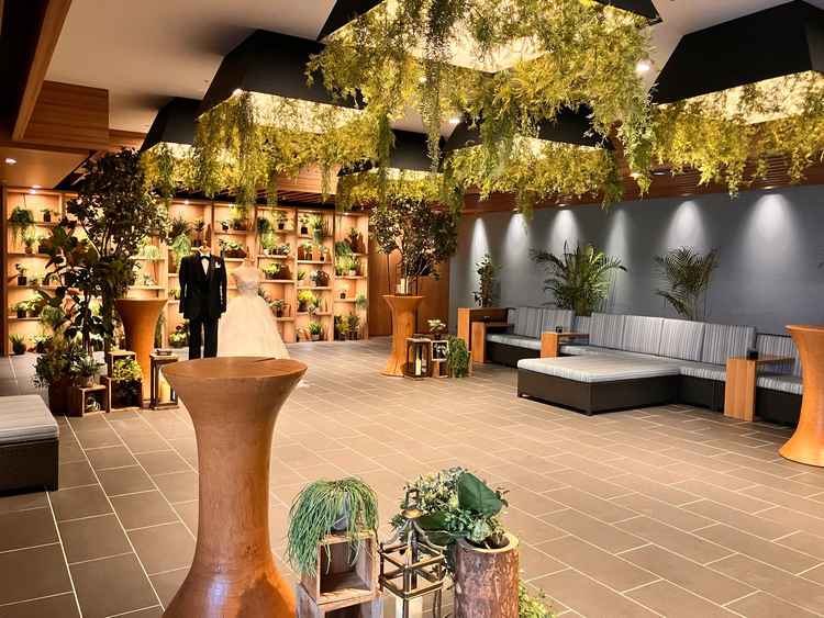 挙式後から披露宴までの間、こちらで1.5次会ができるそうです。