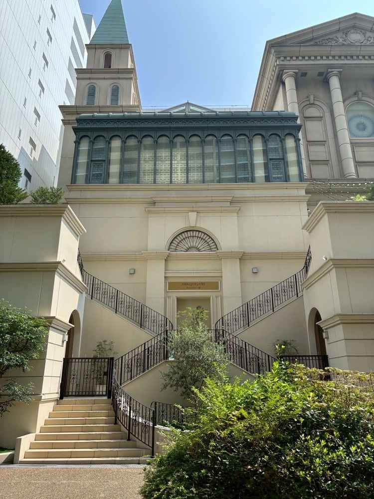 駅近にあるのに、式場の周りのスペースもゆとりがあり、素敵でした。階段が特に可愛かったです。