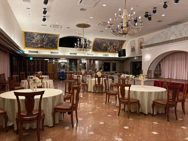 白や茶色、ピンクなどの明るく、可愛らしい雰囲気の披露宴会場。