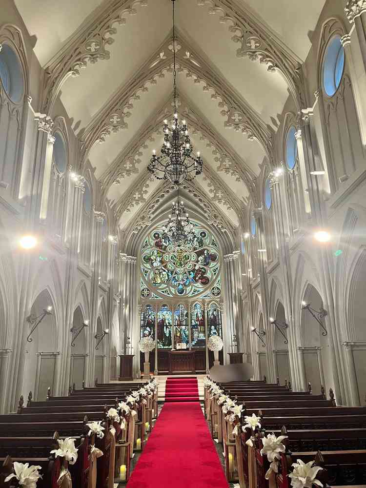 チャペルのステンドグラスと赤絨毯はTHE結婚式という感じで好きな人にはオススメ。