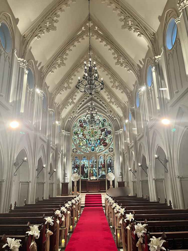 チャペルのステンドグラスと赤絨毯はTHE結婚式という感じで好きな人にはオススメ。