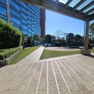 チャペルの外がガーデンになっていて、フラワーシャワー等が出来るのが良いとおもいました。