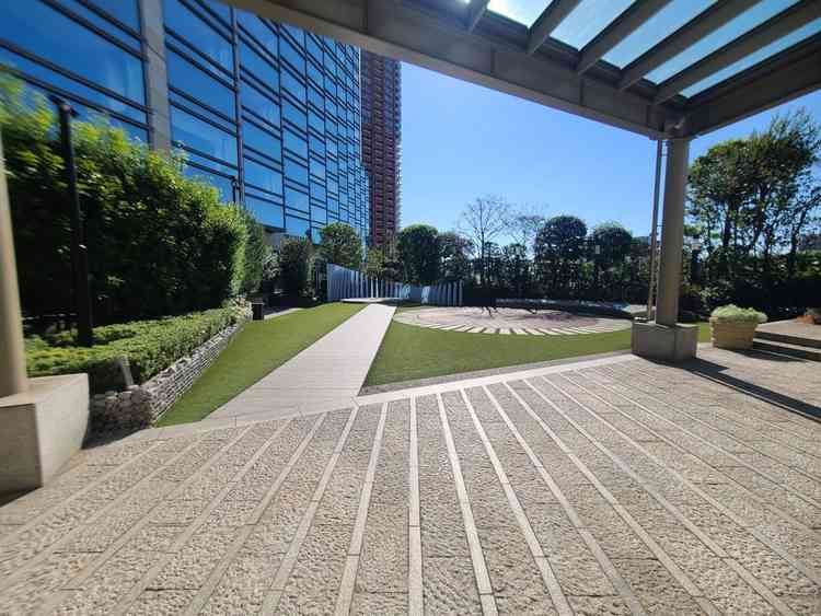 チャペルの外がガーデンになっていて、フラワーシャワー等が出来るのが良いとおもいました。