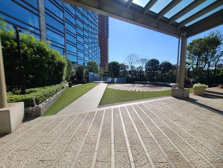 チャペルの外がガーデンになっていて、フラワーシャワー等が出来るのが良いとおもいました。