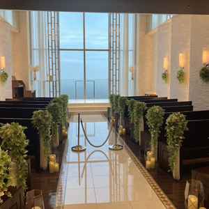 空が見えるチャペルの写真。曇りの日だったが綺麗だった。コンパクトで少人数婚に適していると感じた。