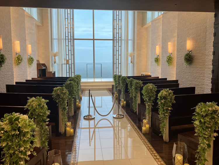 空が見えるチャペルの写真。曇りの日だったが綺麗だった。コンパクトで少人数婚に適していると感じた。