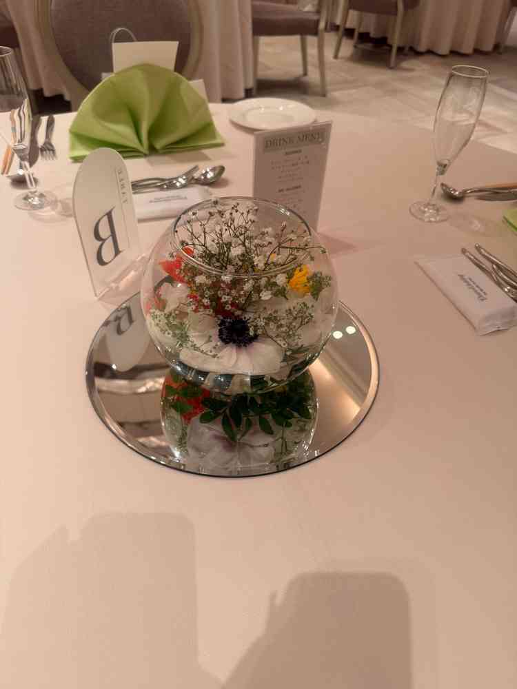 テーブル装花です。シンプルでいいなと思いました。