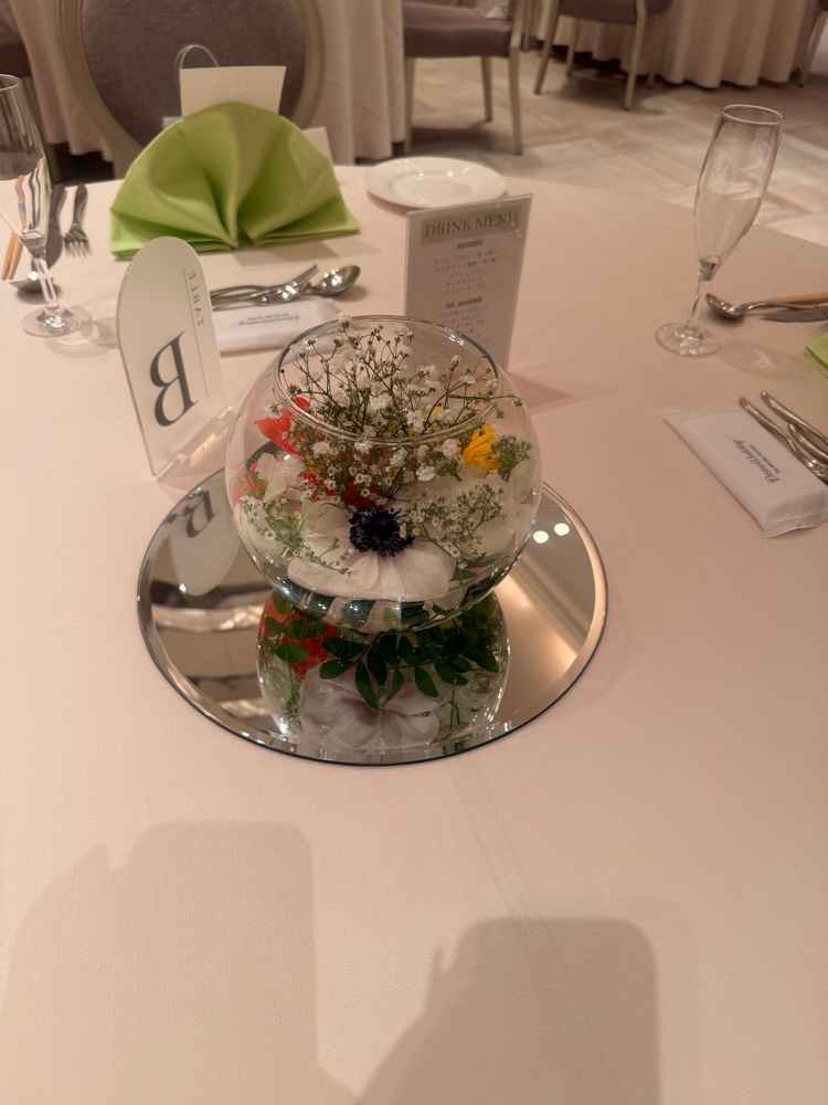 テーブル装花です。シンプルでいいなと思いました。