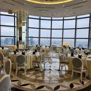 披露宴会場です。47階からの眺望は非常によく、カーテンが開く演出も感動的でした。