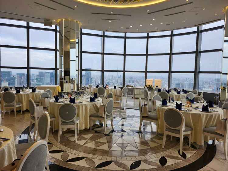 披露宴会場です。47階からの眺望は非常によく、カーテンが開く演出も感動的でした。