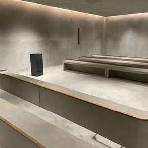 チャペル。石を基調として、向かい合わせという珍しいタイプ。花などを置くと、より引き立つ。