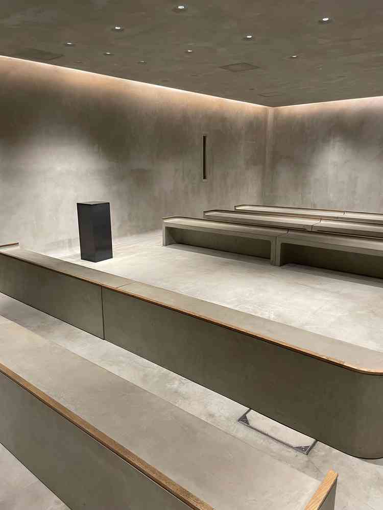 チャペル。石を基調として、向かい合わせという珍しいタイプ。花などを置くと、より引き立つ。