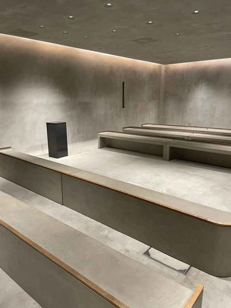 チャペル。石を基調として、向かい合わせという珍しいタイプ。花などを置くと、より引き立つ。