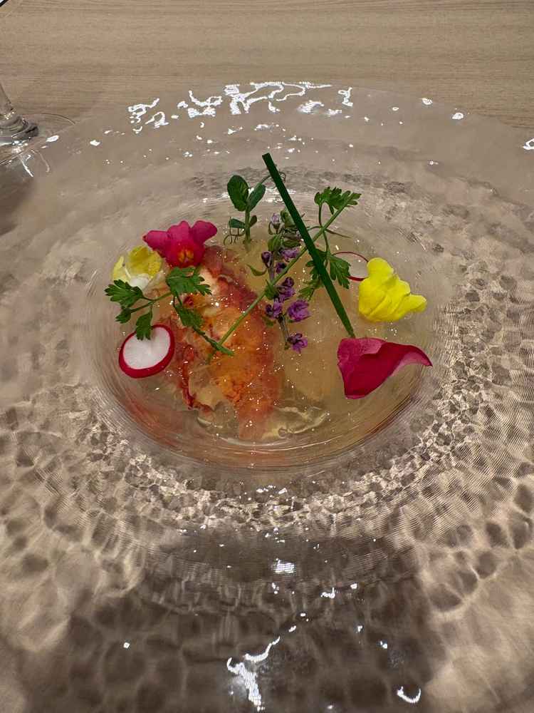 試食でいただいた前菜で、エビとホタテにシャンタンジュレが添えられたもの。冷たくさっぱりしていて美味。