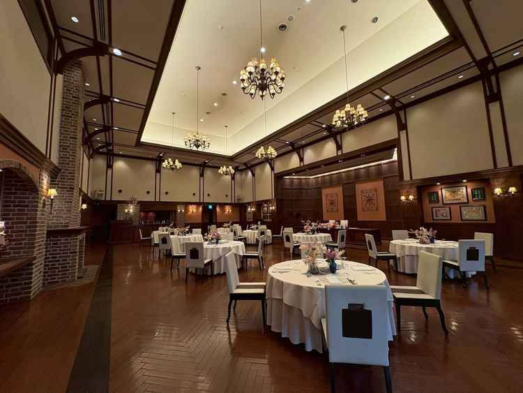 海軍提督の邸宅をモチーフとした披露宴会場で、式場の固定概念が覆された。