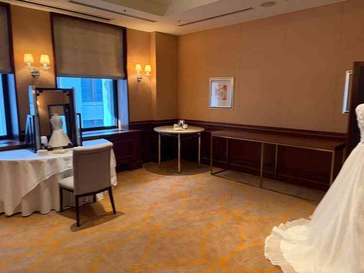 新婦のお支度室。窓から日本橋の街並みが見える。