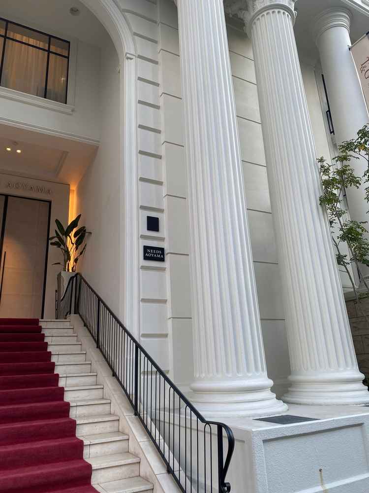 式場の外観。入る時からワクワクを感じられる外観。表参道の街中で洋風な外観を持つ点が魅力的。