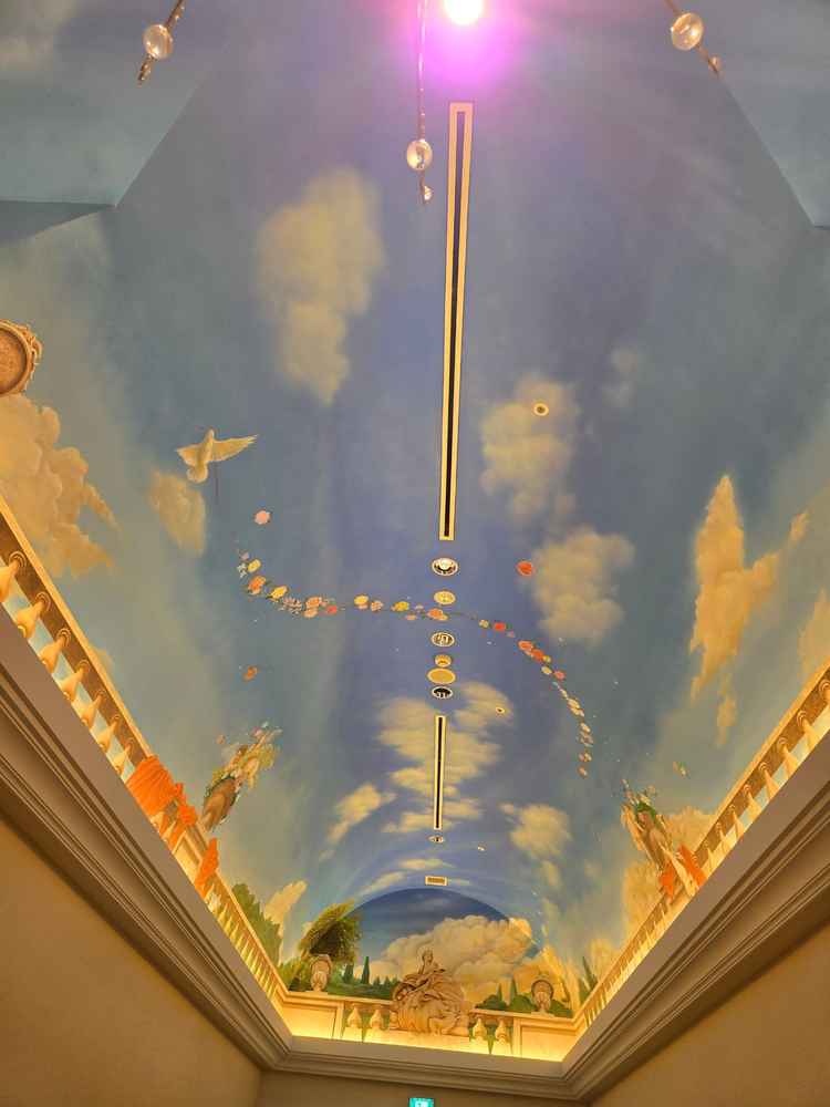 チャペルの入口前の廊下の天井にも絵が描かれており、足を踏み入れた瞬間から素敵な世界観が広がっていた。