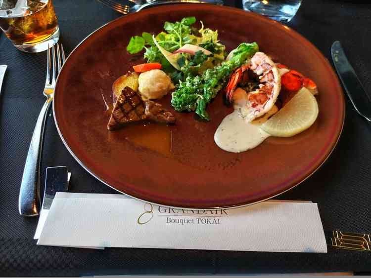 試食の牛肉とエビ。とても美味しかった。