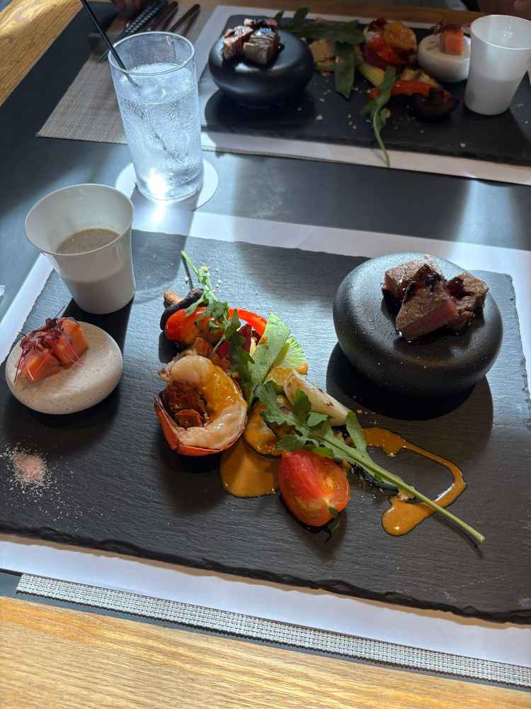 試食。美味しくて大阪地産のものも多く遠方から来たゲストに喜ばれると思った。