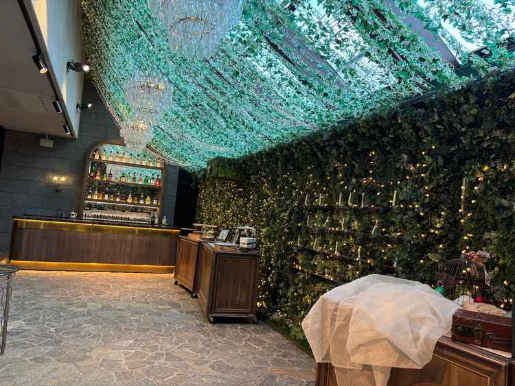 披露宴会場横のスペースです。ドリンクを置いたり写真スポットになりそうです。