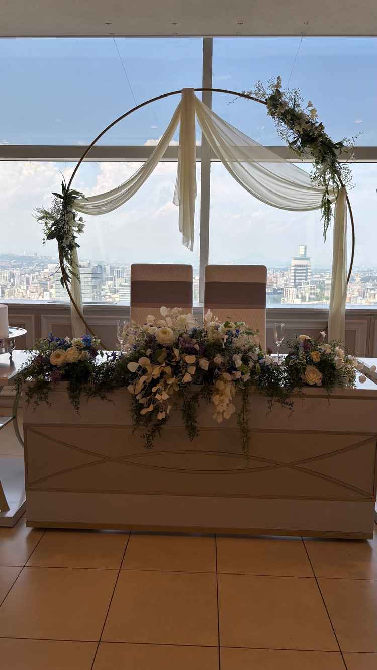 披露宴会場の新郎新婦のお席。眺望と空に包まれるような設計になっており、写真映えするなと感動しました