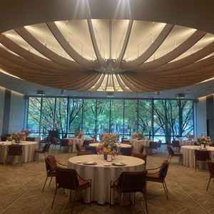 第一希望の披露宴会場です。屋根と椅子がお気に入りです。