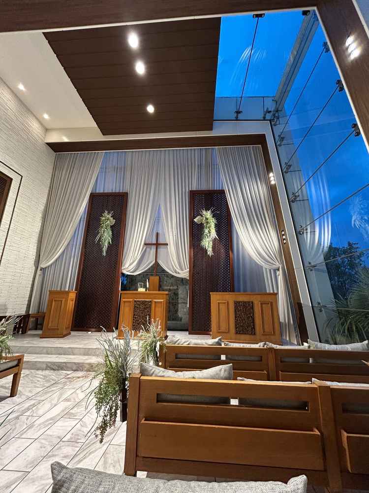 天候や時間に左右されず、雨天で夕方でもこんなにも素敵な挙式会場でした。