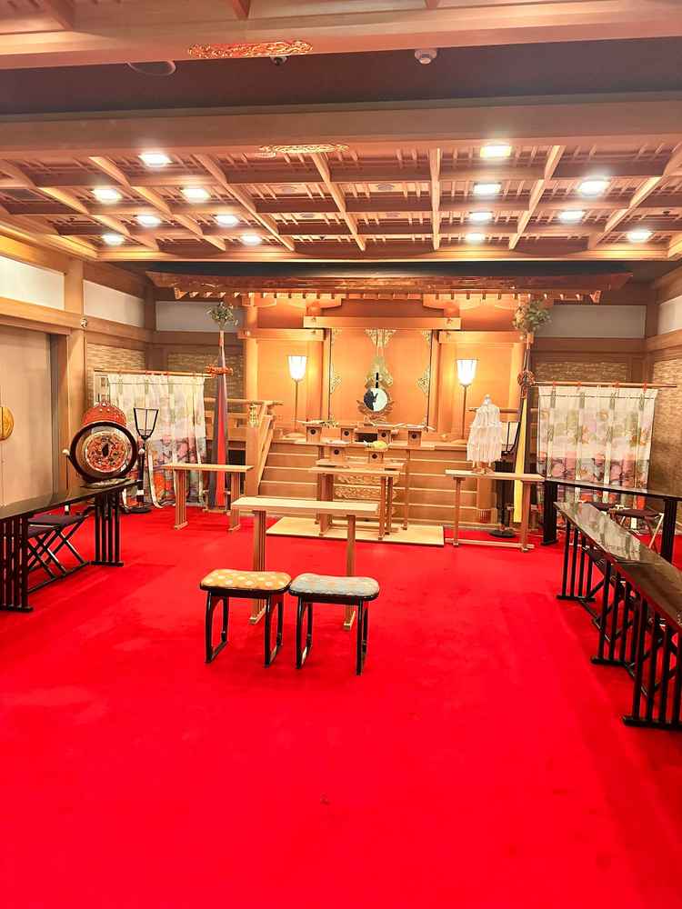 厳かな雰囲気の神前でした