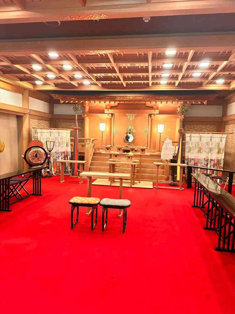 厳かな雰囲気の神前でした