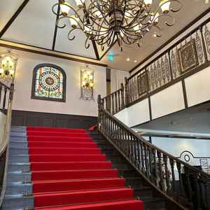 大階段でドラマの世界を味わえる