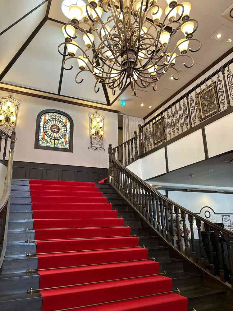 大階段でドラマの世界を味わえる