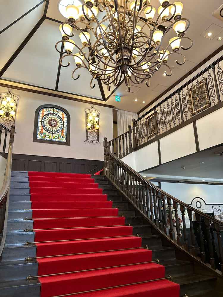 大階段でドラマの世界を味わえる