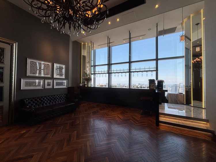 ゲストの待合場。バーカウンターもありおしゃれな雰囲気だった。