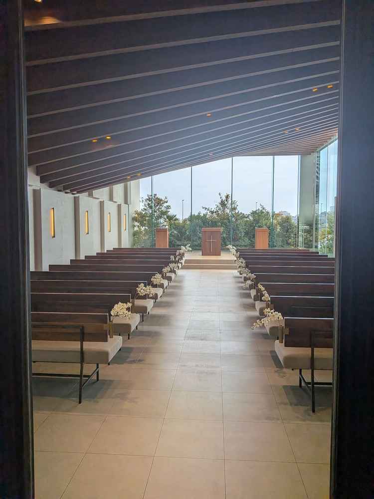 挙式会場の写真。木の天井は波をモチーフにされているそうです。