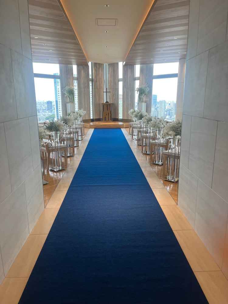 チャペルのバージンロード。ブルーの絨毯は無くすことも可能。