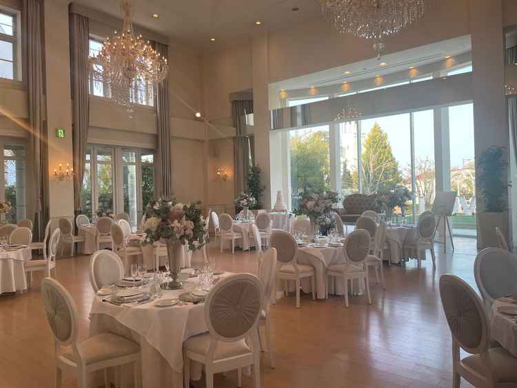 ニース邸　披露宴会場　　高級感があり華やかな会場　少人数でも使用できるようです