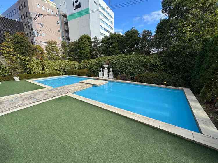 敷地内に入ってすぐにあるプールの全体写真。