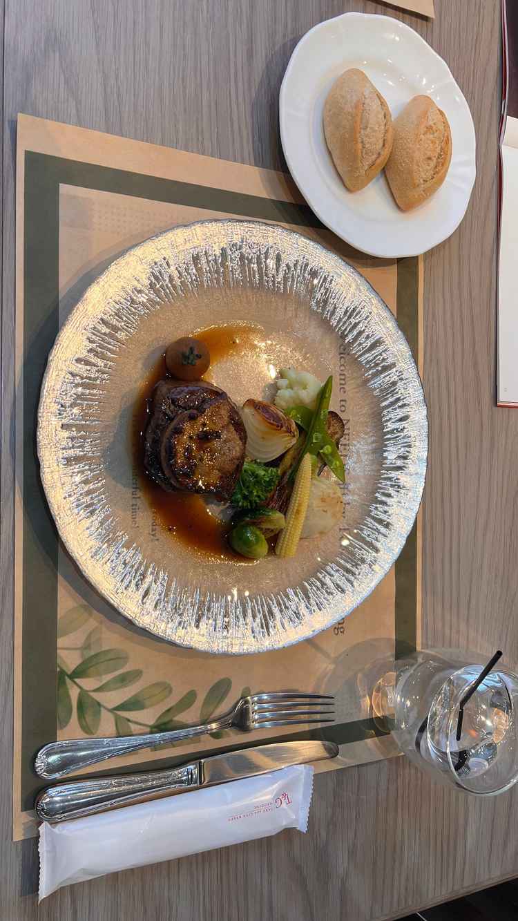 試食。とても美味しかったです。フォアグラもパンも付き、こんなに食べて良いんですか…？
